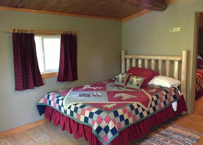 Half Moon Lake Lodge *