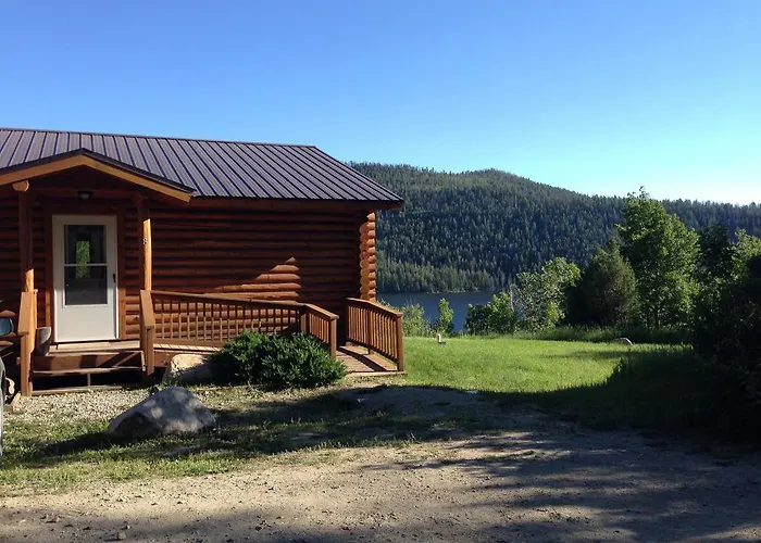 Half Moon Lake Lodge *